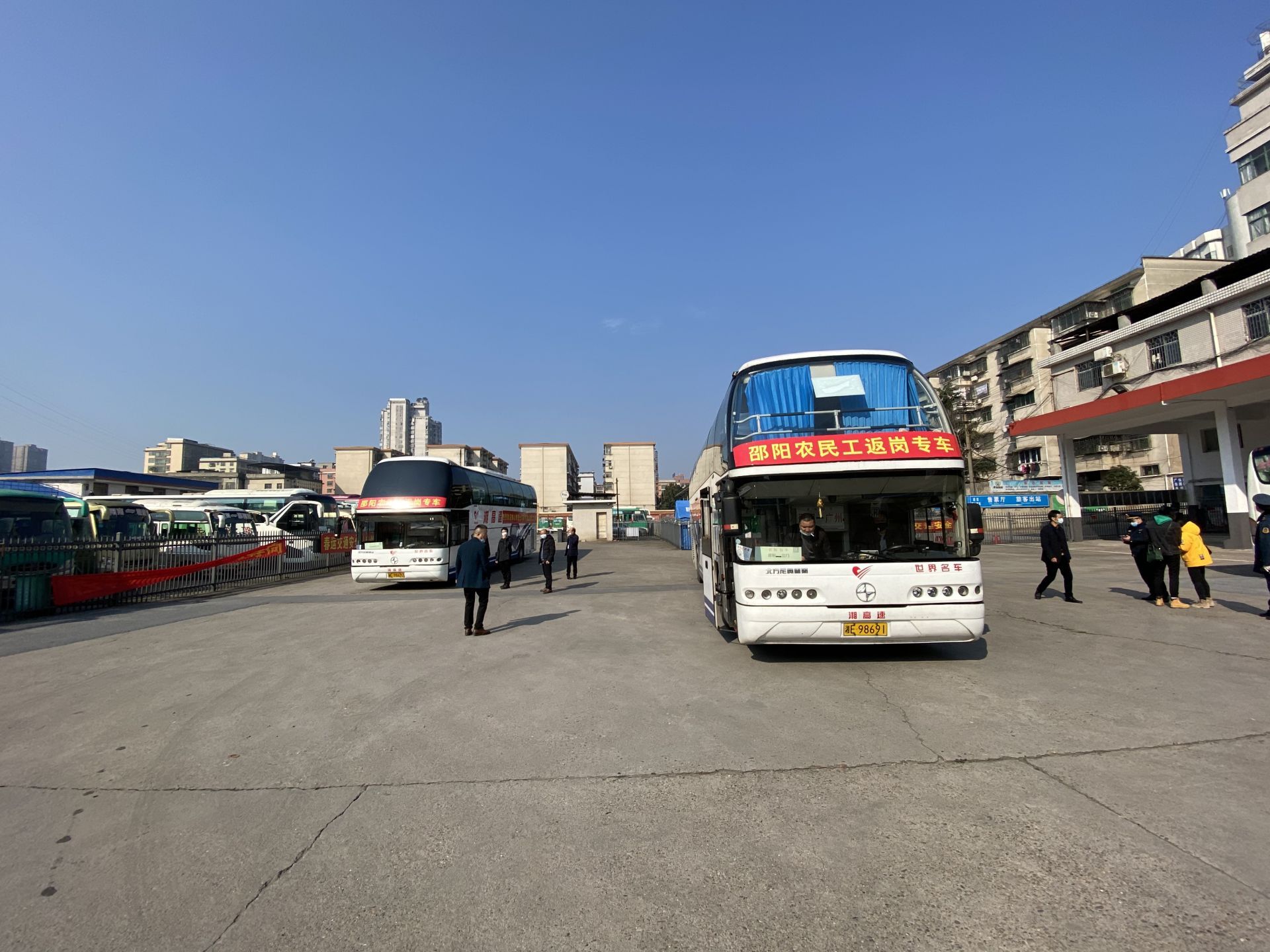 邵阳39位农民工乘坐返岗专车赴广东江门(图2)