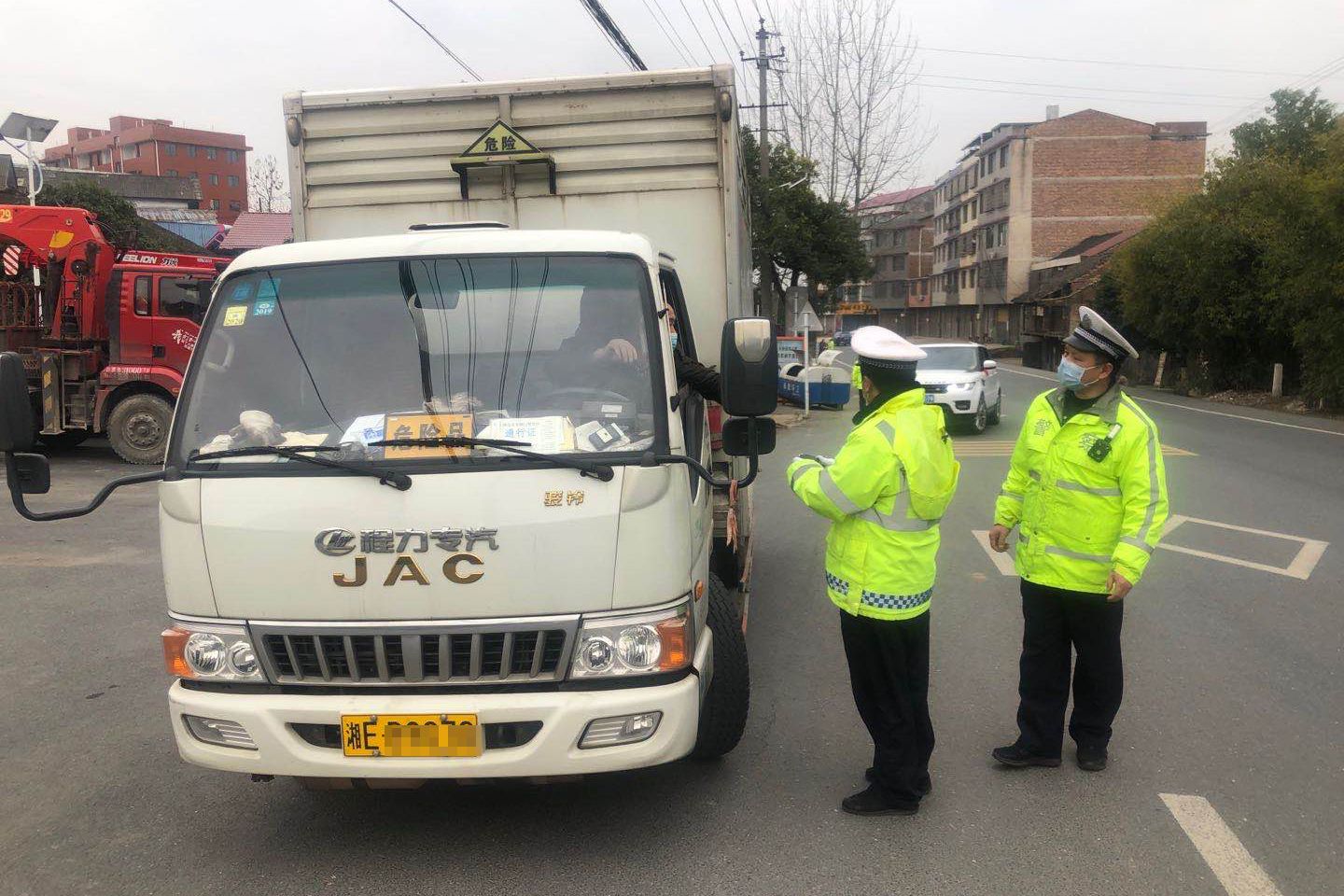 邵阳交警维护道路畅通 护航企业复工复产(图1)