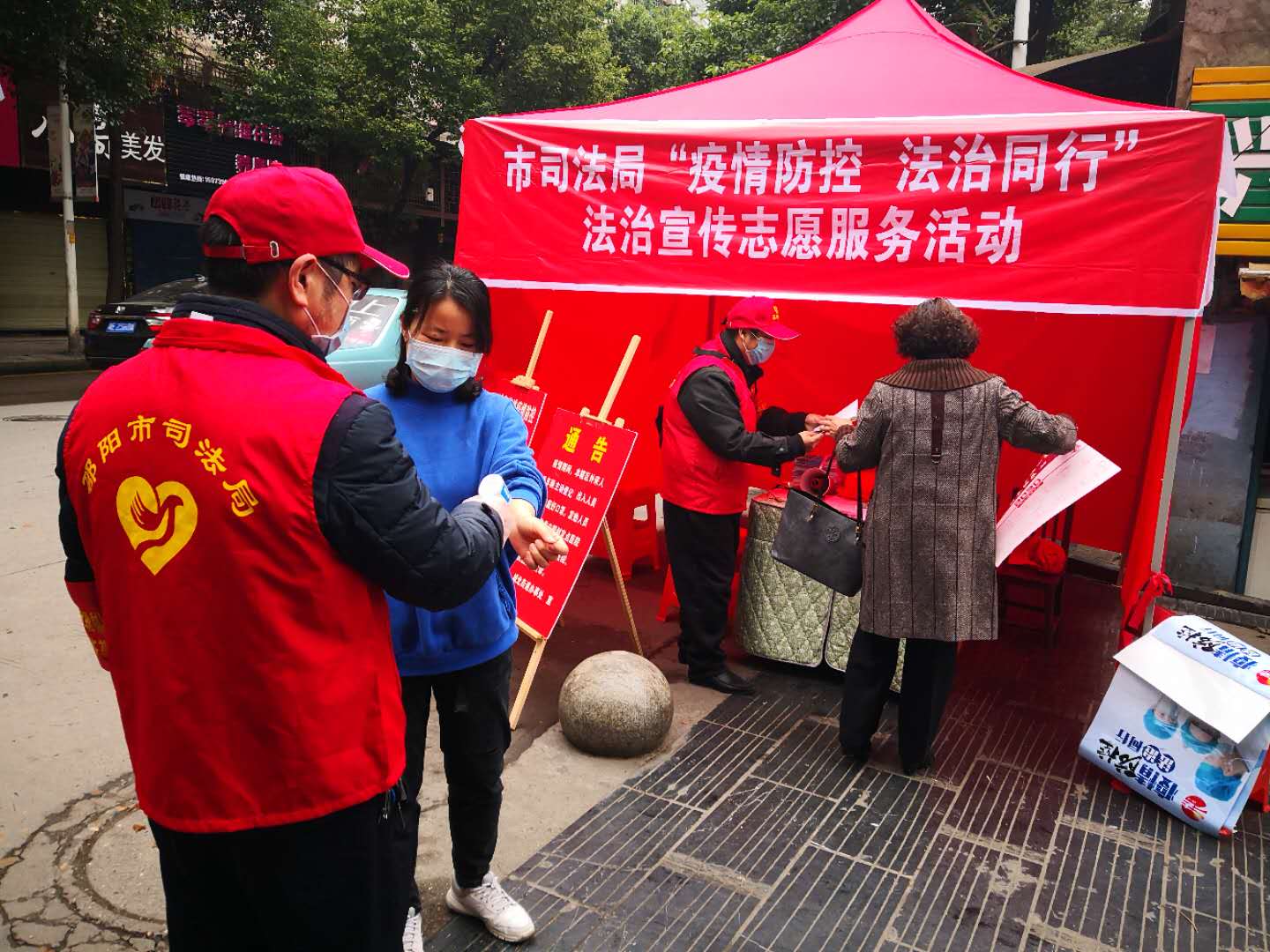 市直机关3100余名党员下沉社区协助开展疫情防控工作(图2)