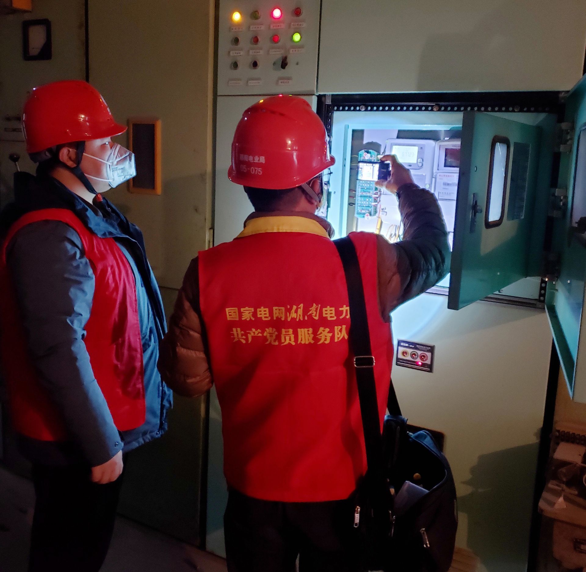 国网邵阳供电公司：“红马甲”驻点复工企业保供电(图1)