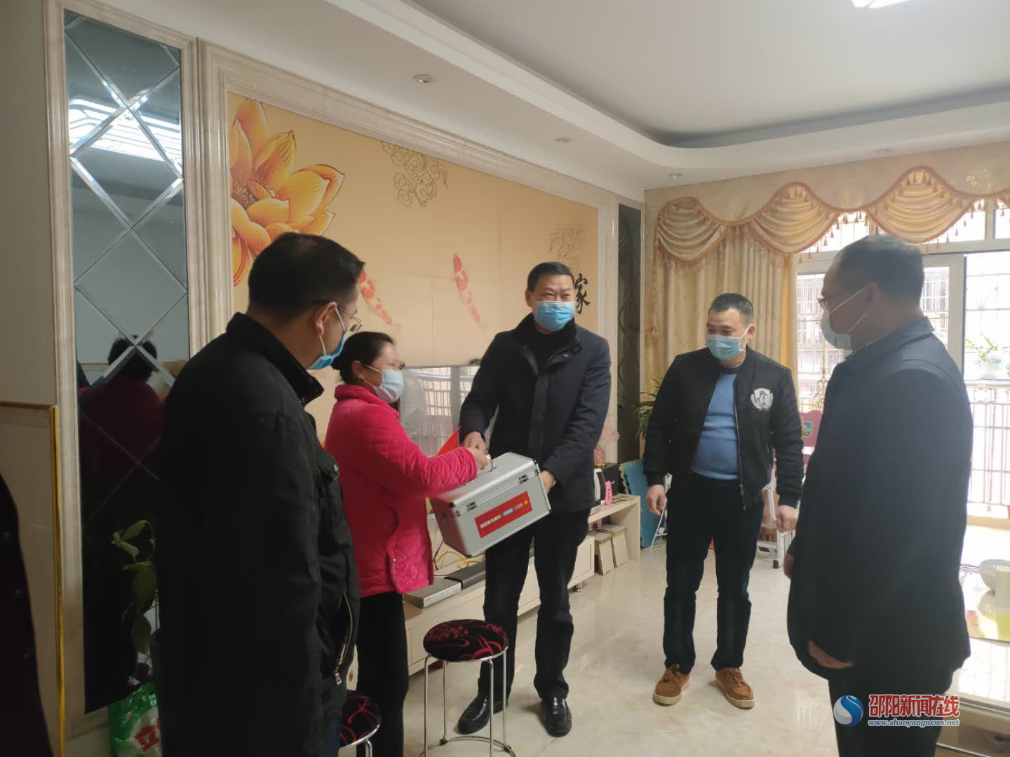 邵阳市退役军人事务局 走访慰问抗“疫”一线现役军人家属(图1)
