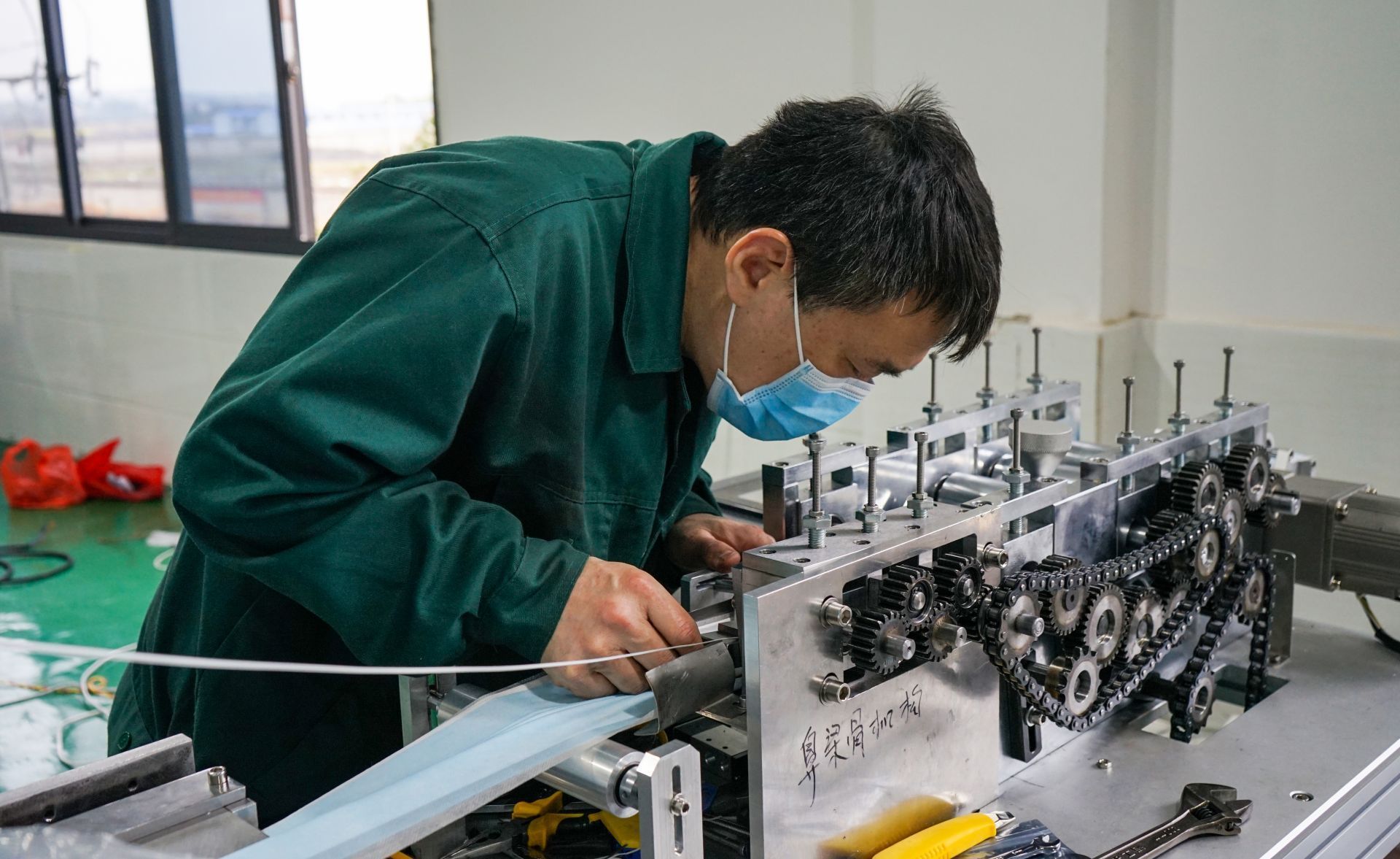 日产10万只！邵阳市区首条医用口罩生产线投产(图2)