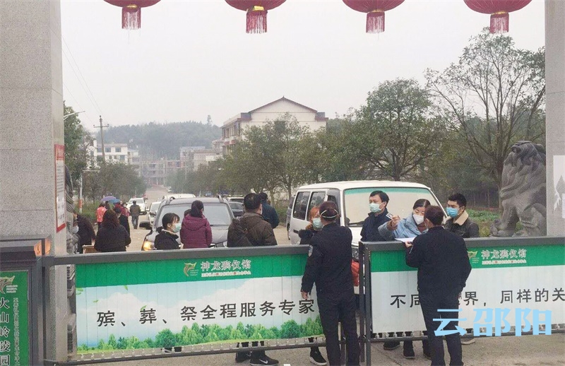 邵阳市区公墓文明有序开展祭扫活动(图1)