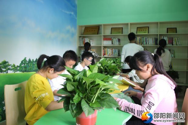心理学社中的同学们正在阅览书籍