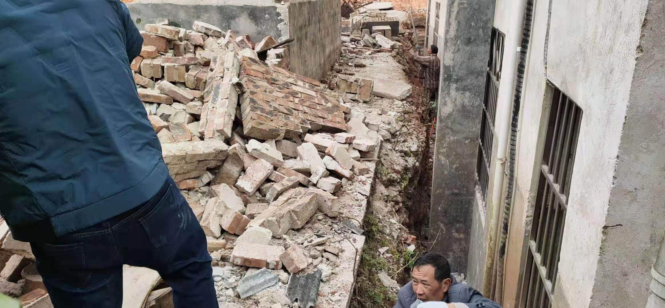 建筑垃圾清理前（1）.jpg