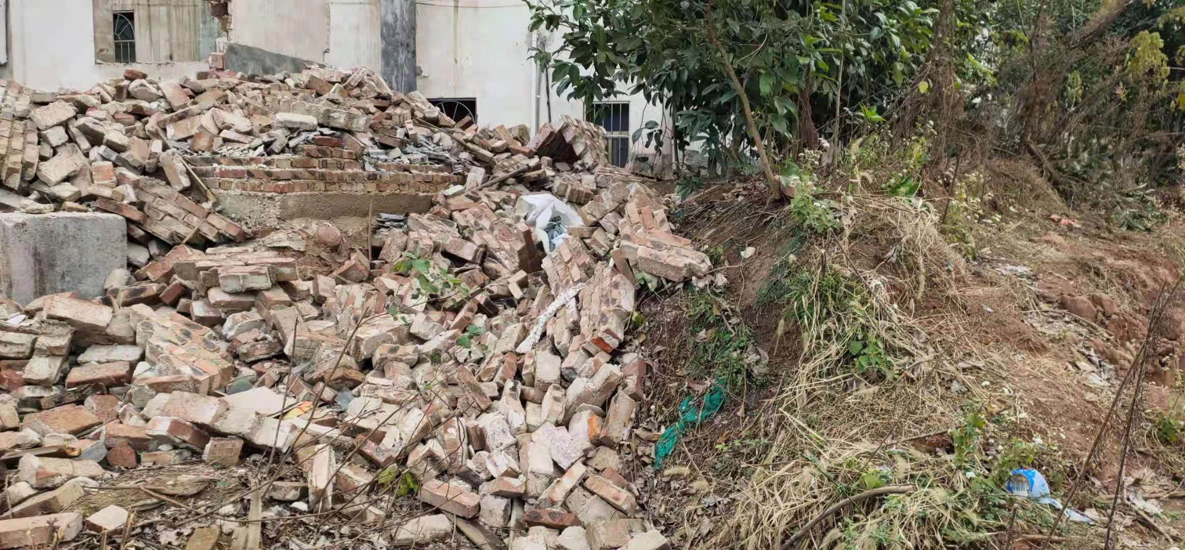 建筑垃圾清理前（2）.jpg