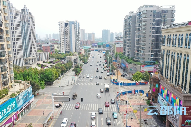 邵阳市区敏州东路人行道改造升级工程加快推进(图1)