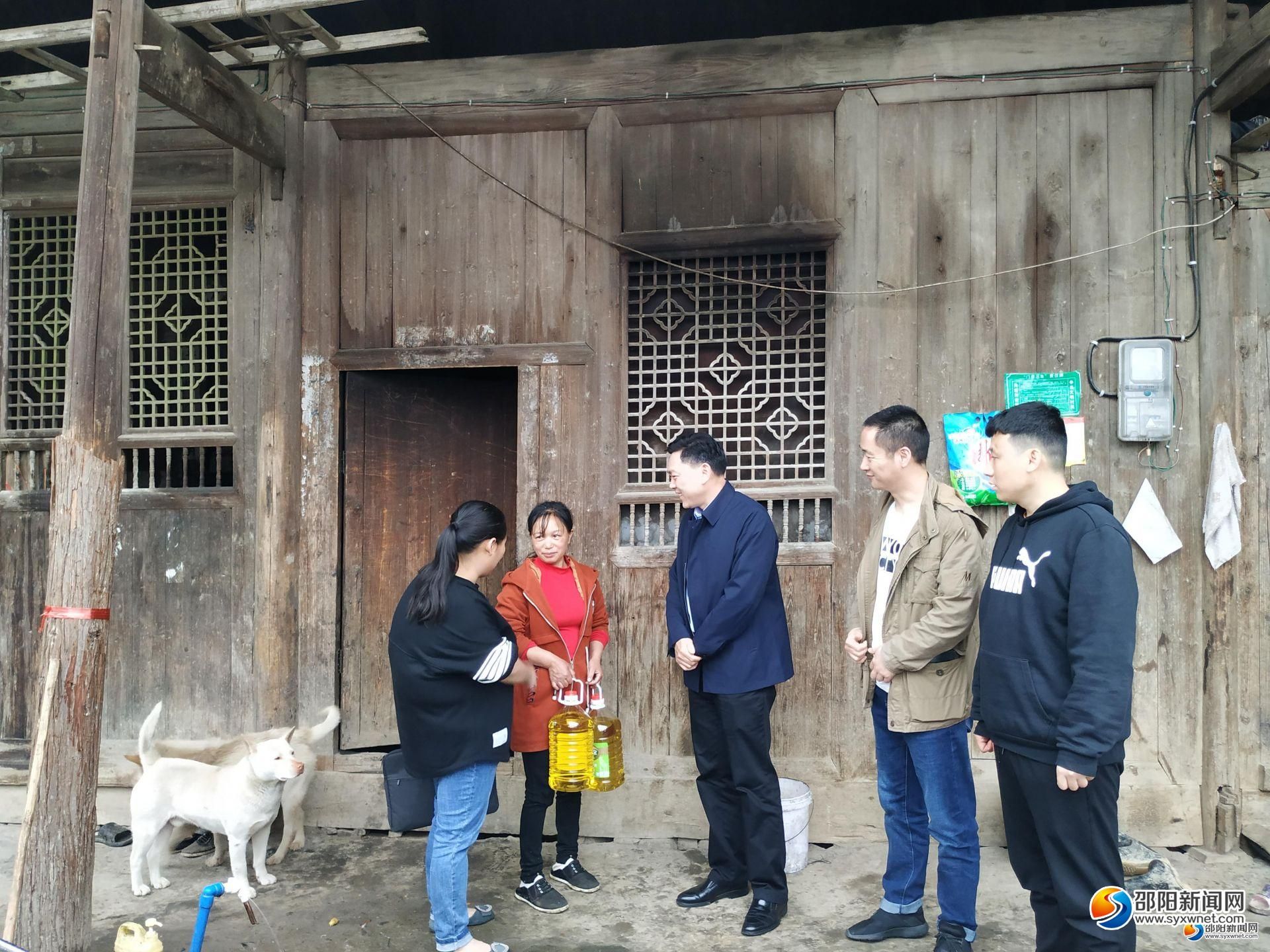 邵阳市退役军人事务局深入基层督战脱贫攻坚(图1)