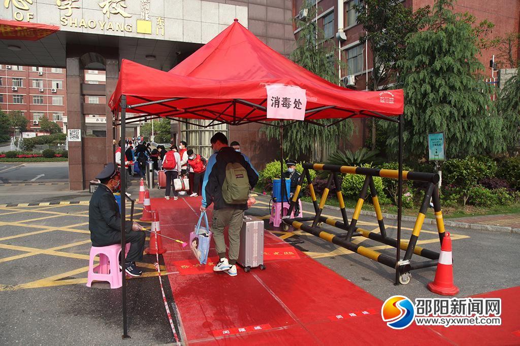 邵阳市高三初三学生迎来开学第一天(图2)