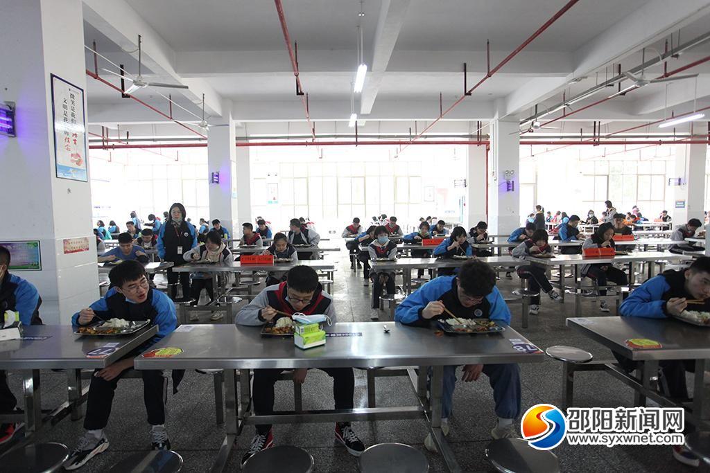 邵阳市高三初三学生迎来开学第一天(图5)