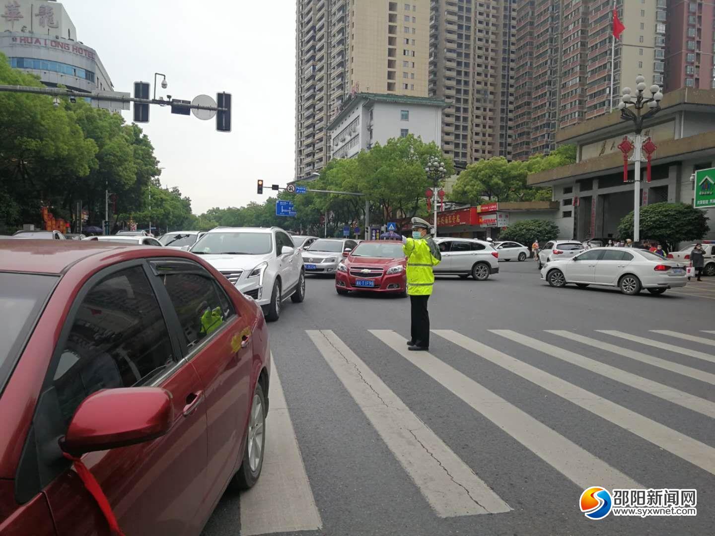 邵阳各小学迎来开学 交警全力开启“护学安全模式”(图2)