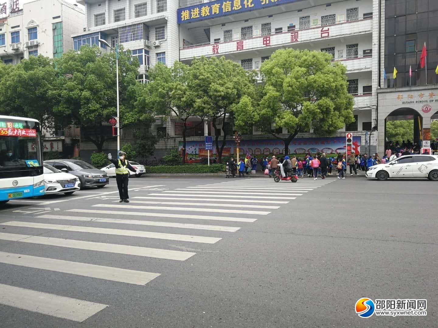 邵阳各小学迎来开学 交警全力开启“护学安全模式”(图1)