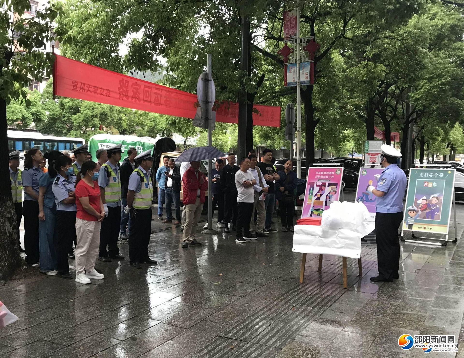 邵阳交警深入开展“一盔一带”宣讲活动(图1)