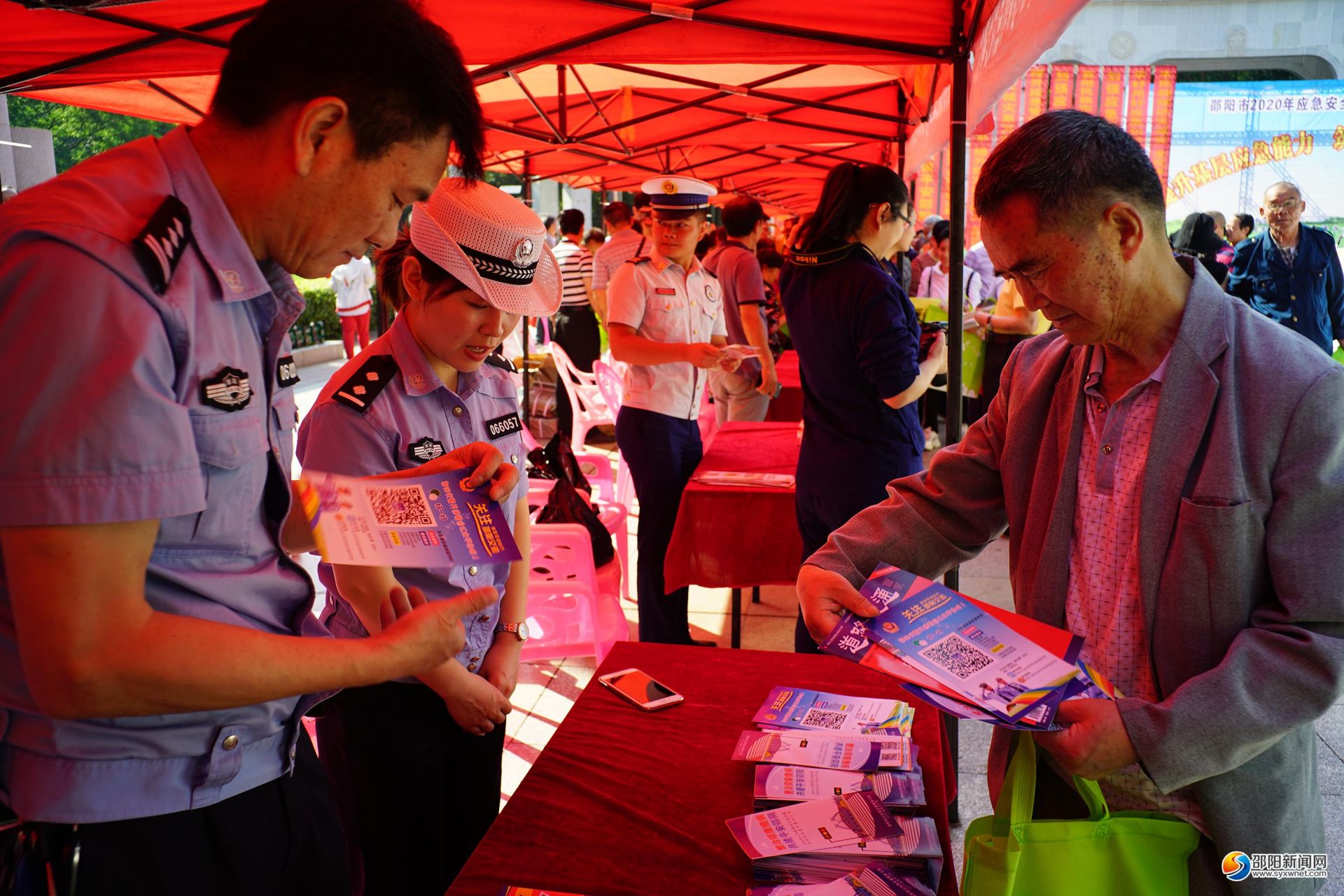 邵阳交警启动应急知识宣传周活动(图1)