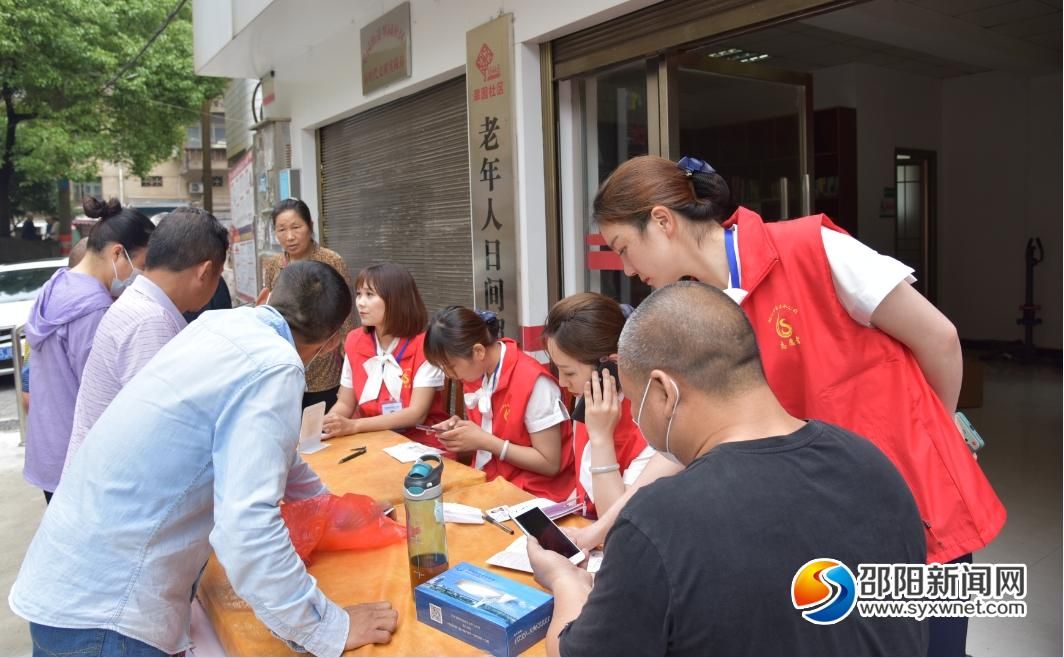 邵阳市自来水公司进社区开展便民服务活动(图2)