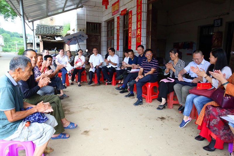 邵阳路桥在扶贫点开展“双走双结”及“三同三讲”院落民情恳谈会(图1)
