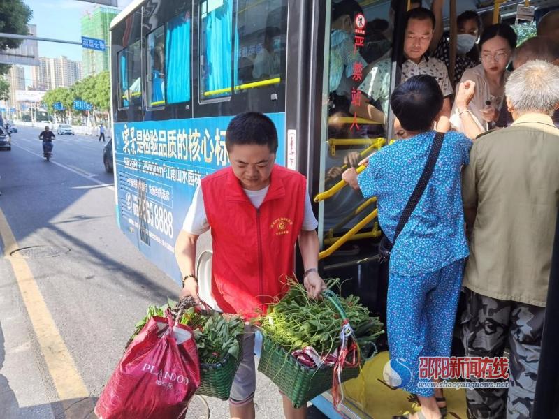 邵阳市交通建设质量安全监督管理处志愿者坚持在邵阳创文工作第一线(图2)