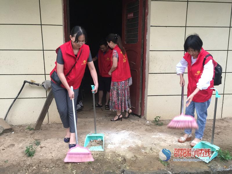 邵阳市水利局党员志愿者到扶贫村开展志愿服务活动(图1)