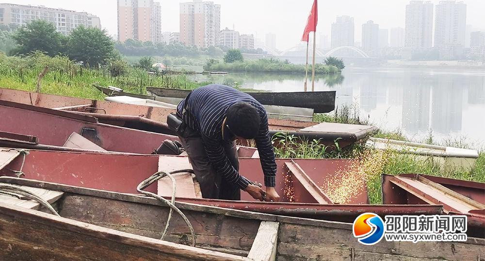 邵阳集中销毁禁用渔具 严厉打击非法捕捞行为(图1)