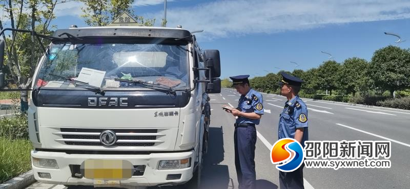 邵阳市交通执法支队严查危货车辆(图1)