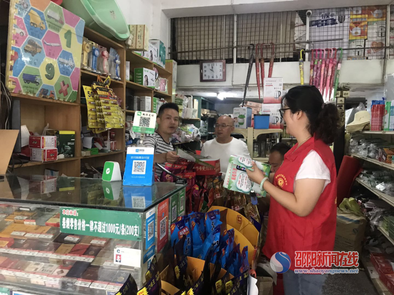 邵阳市交通建设质量安全监督站志愿者开展“文明宝庆 爱卫同行”宣传活动(图2)