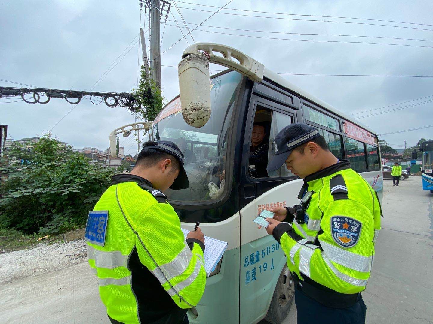 邵阳交警“双节”在岗 全力保安守畅(图3)
