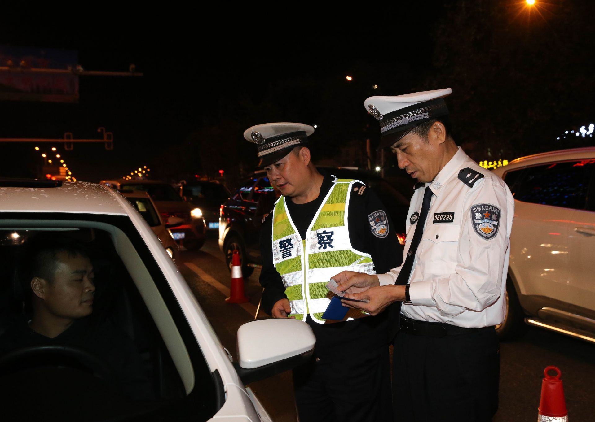 邵阳交警“双节”在岗 全力保安守畅(图2)