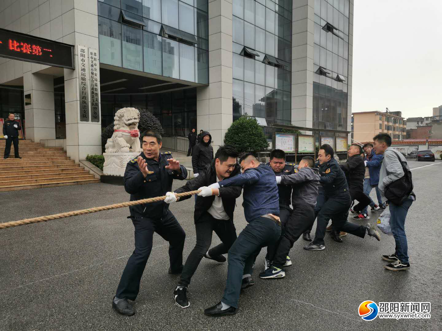 市交通执法支队开展全民健身拔河比赛(图1)