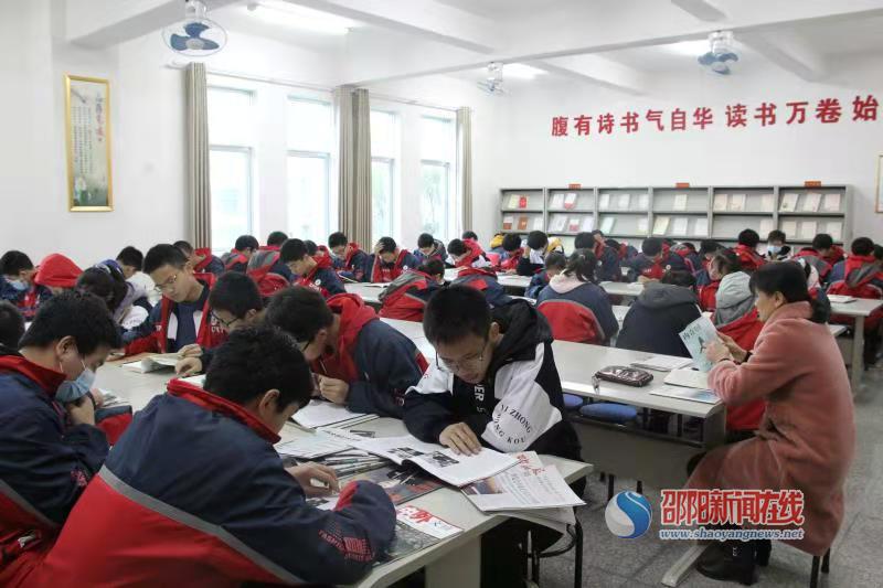 邵阳市宣传部检查组赴洞口一中学考评未成年人思想道德建设工作(图1)