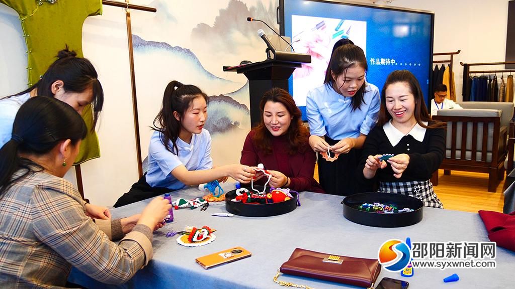 邵阳组织女干部体验非遗“盘扣” 增强文化自信(图4)