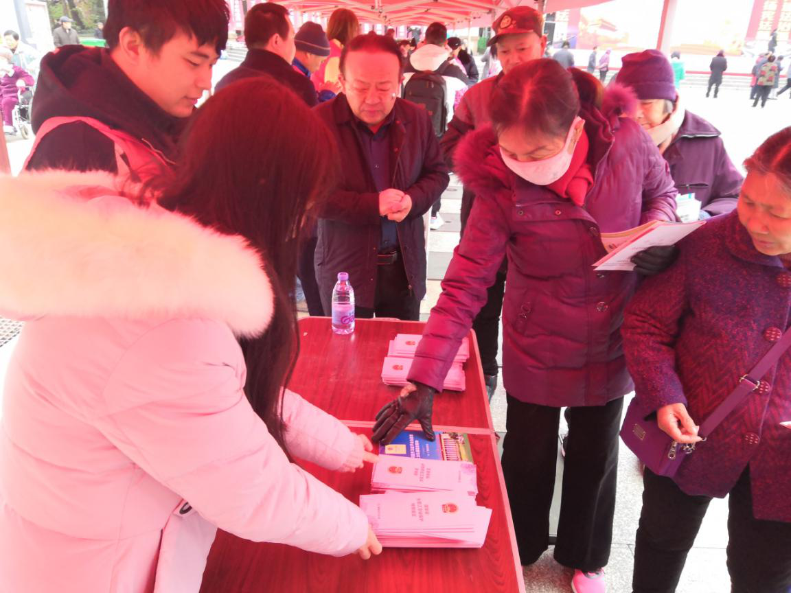 邵阳市、县总工会举行“宪法宣传周” 系列宣传活动(图1)