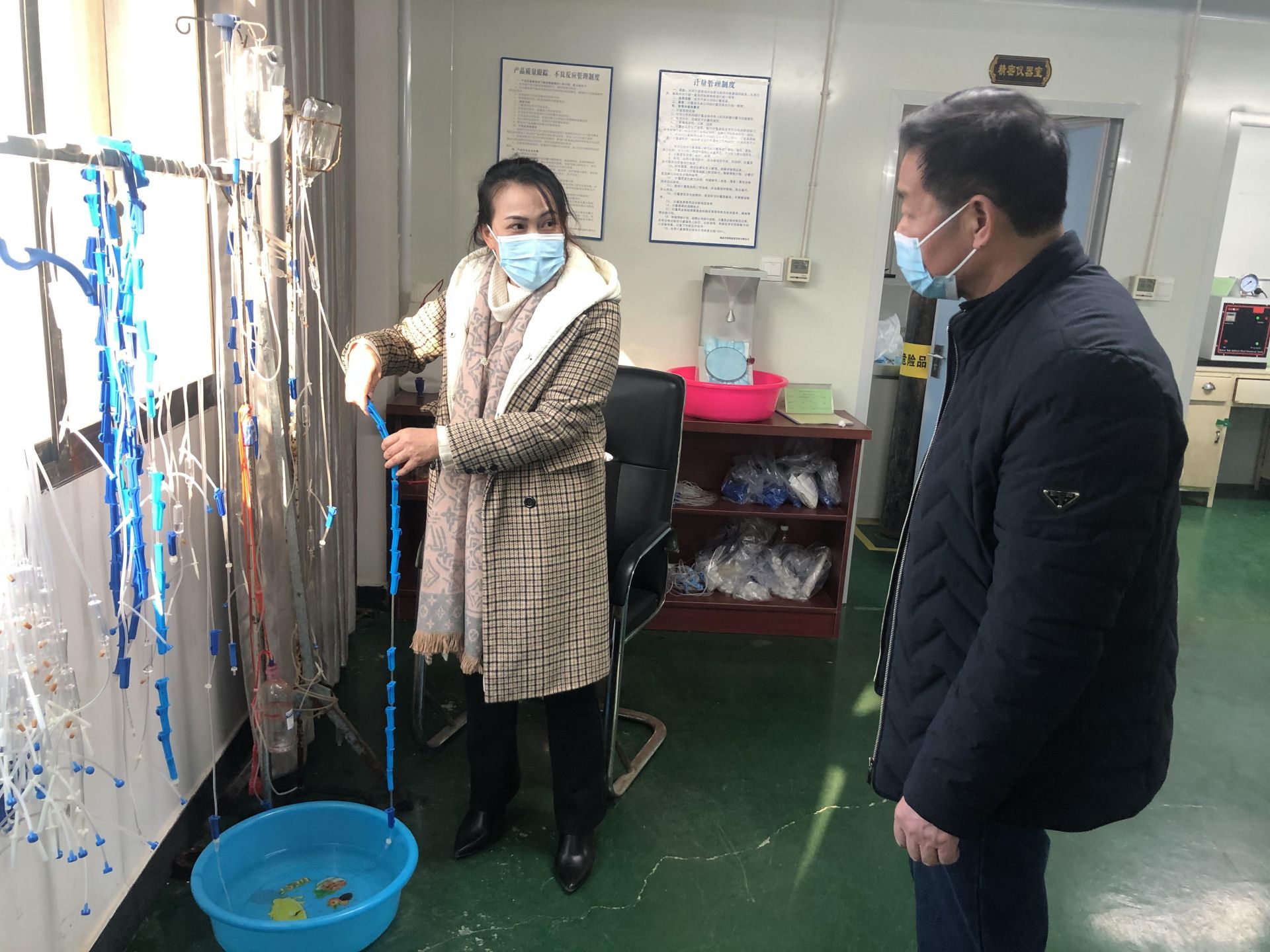 邵阳市市场监督管理局开展医疗器械安全生产检查(图1)