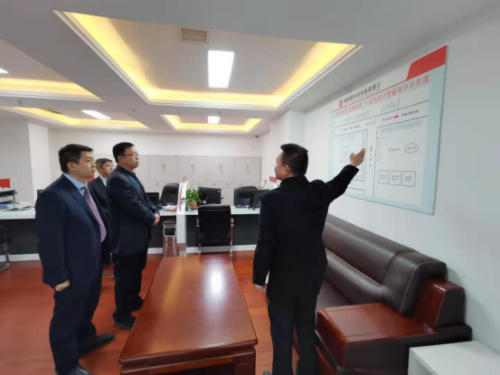 省联社邵阳办事处负责人到隆回农商银行慰问一线员工(图2)