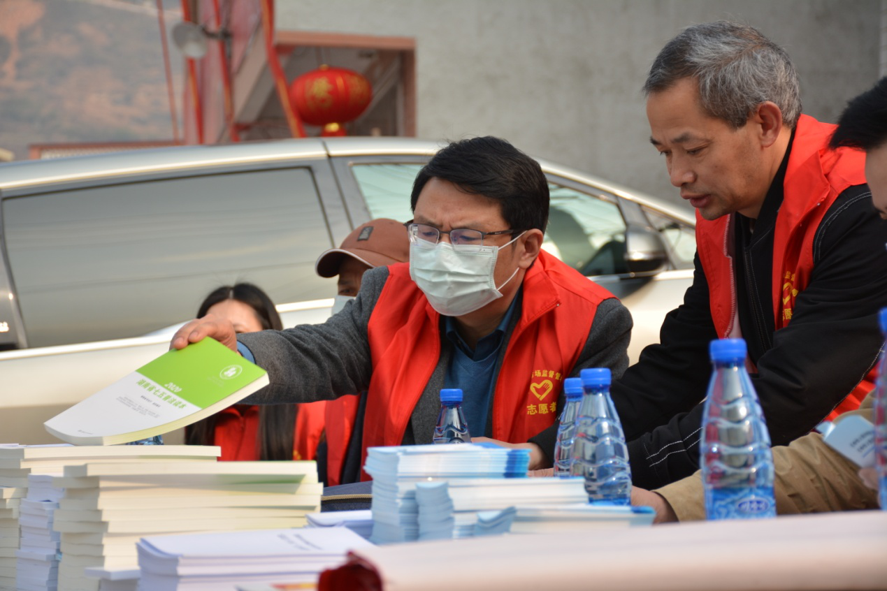 邵阳市市场监督管理局开展“送法下乡”宣传活动(图2)