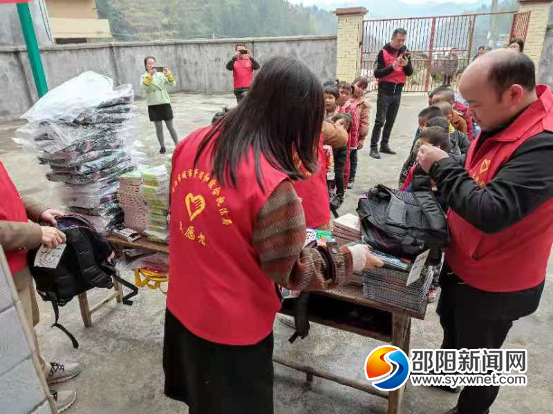 邵阳市城管执法局开展“关爱留守儿童”活动(图2)