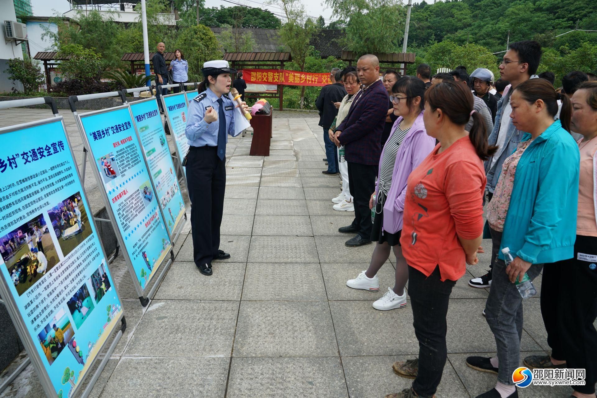 邵阳交警广送头盔 深化农村“一盔一带”宣传(图1)