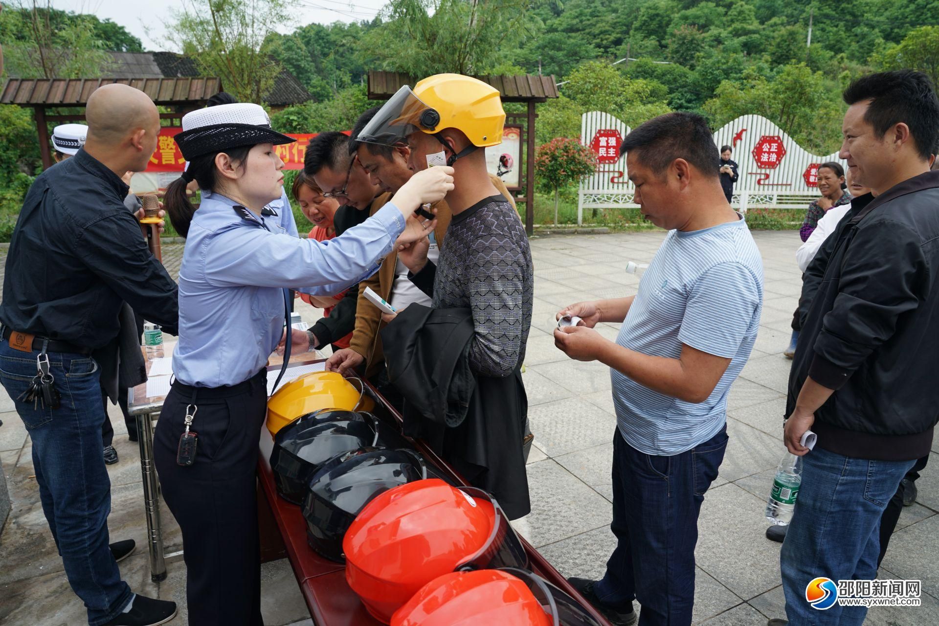 邵阳交警广送头盔 深化农村“一盔一带”宣传(图2)