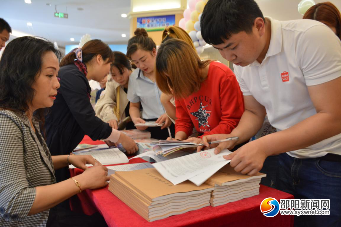 邵阳市举行2021年“安全用妆 美丽有法”化妆品安全科普宣传周活动(图3)