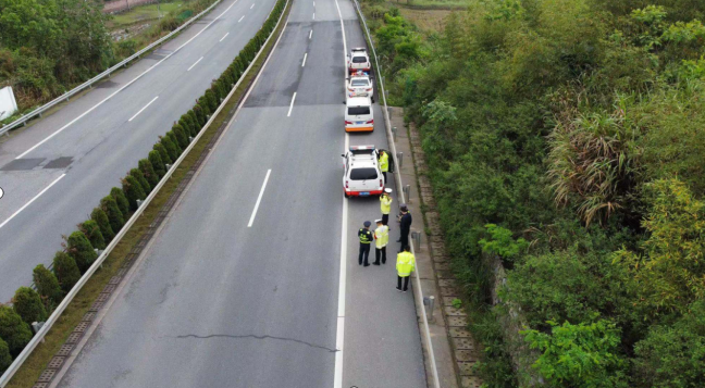 邵阳市交通执法支队全力护航五一假期高速公路安全畅通(图1)