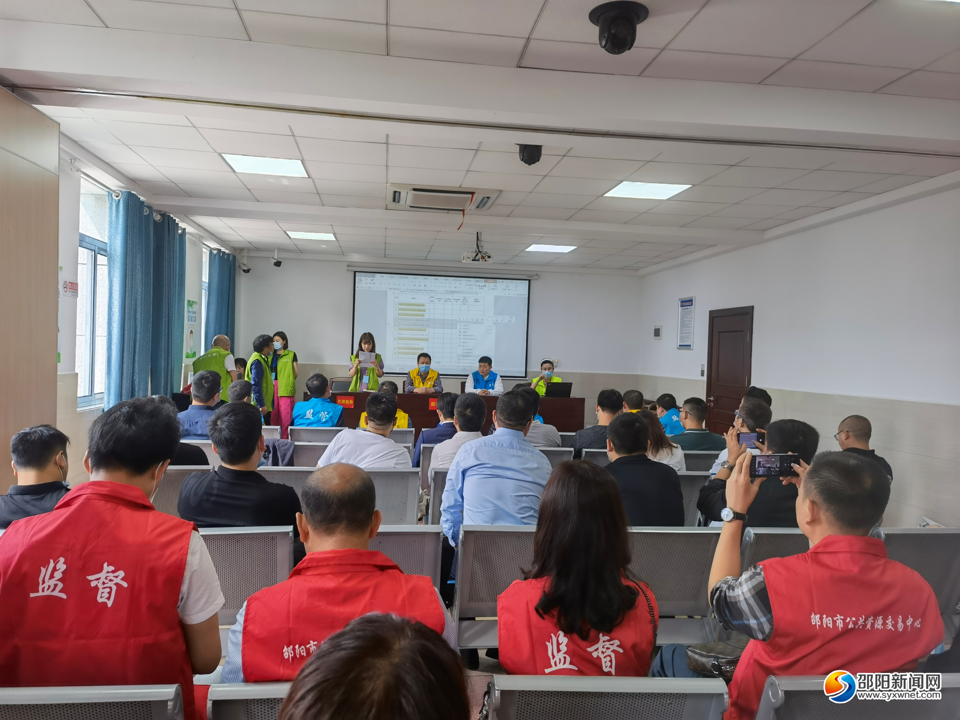 邵阳市公共交易资源中心聘请首批社会监督员(图2)