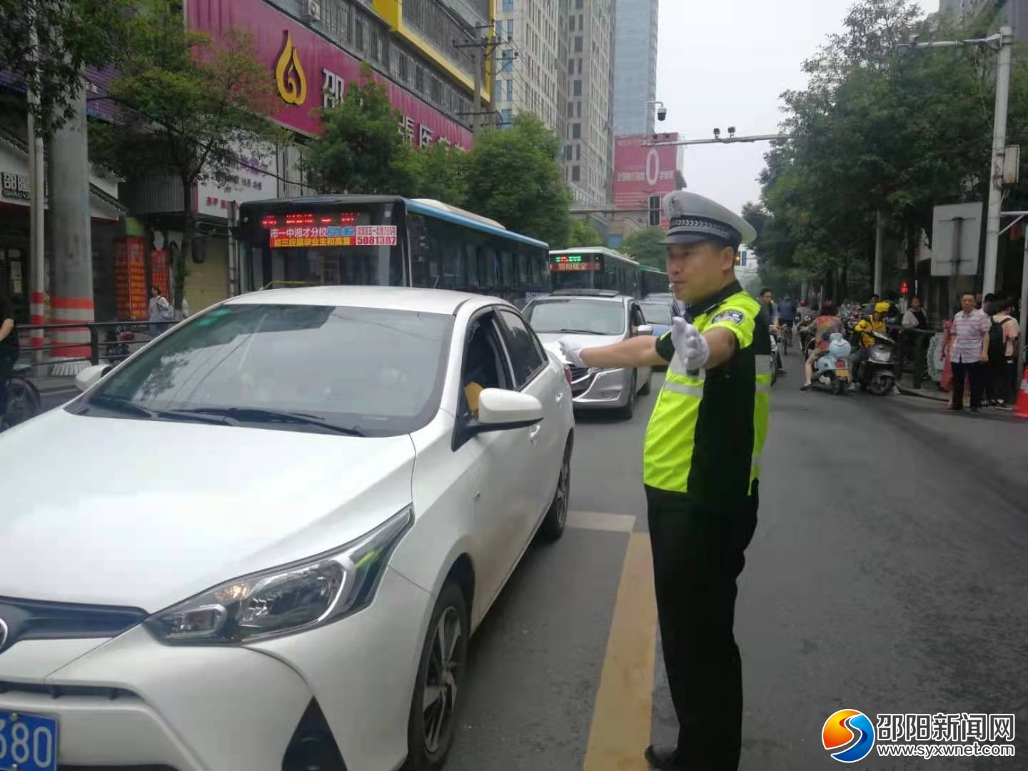邵阳：群众欢度端午 交警平安守护(图1)