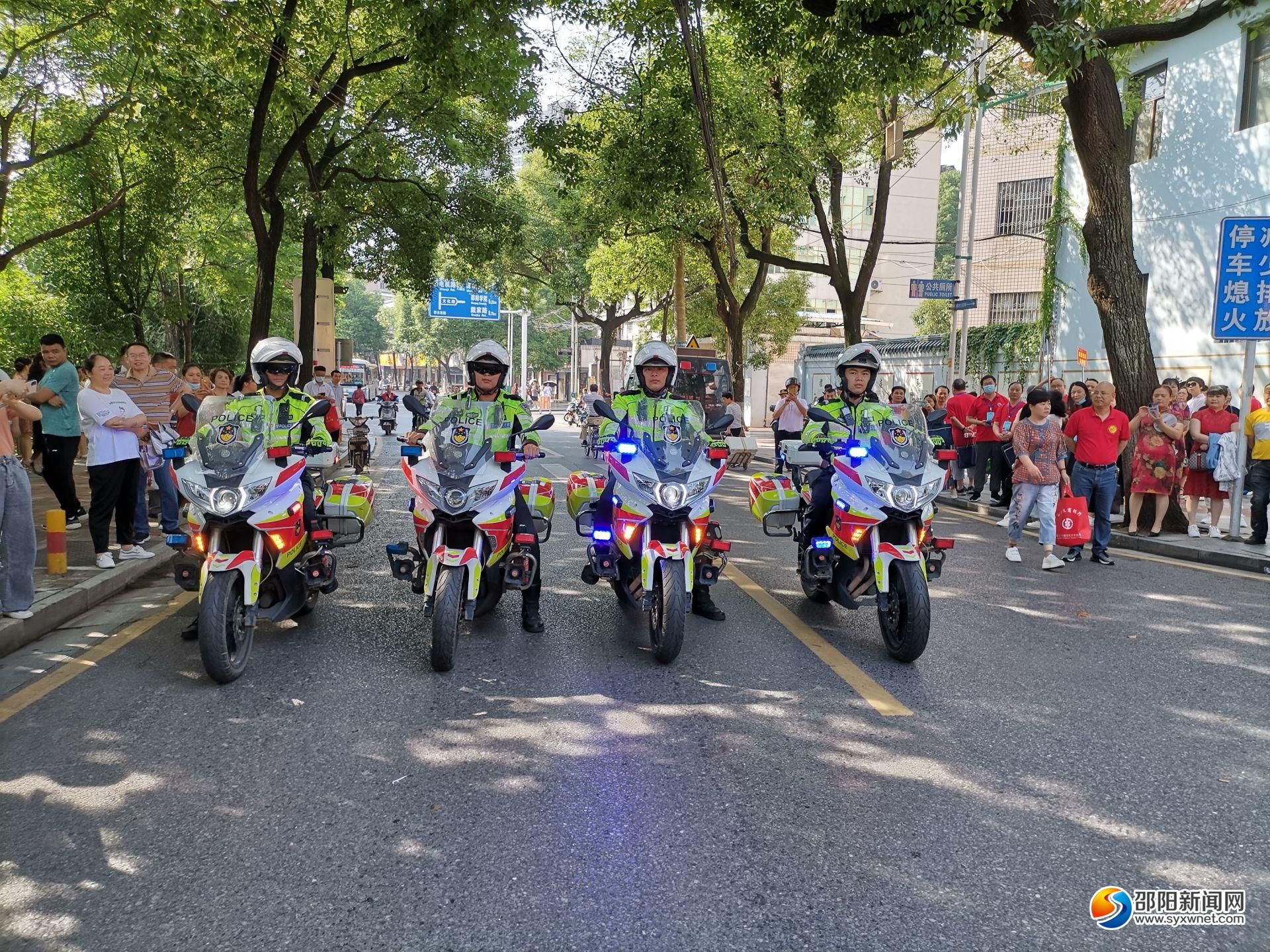 高考开考第一天 邵阳交警“为考生办实事”(图1)