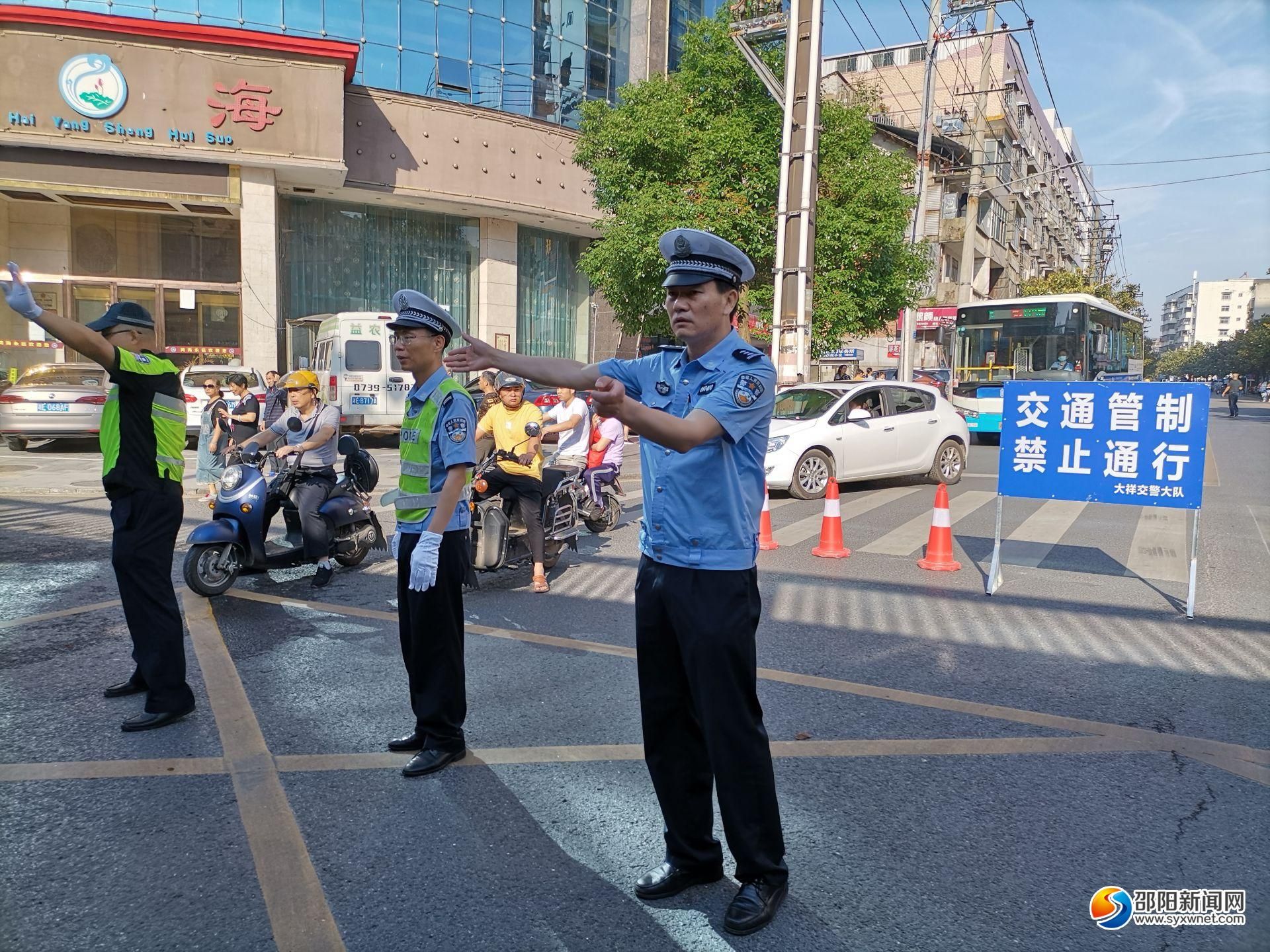 高考开考第一天 邵阳交警“为考生办实事”(图2)