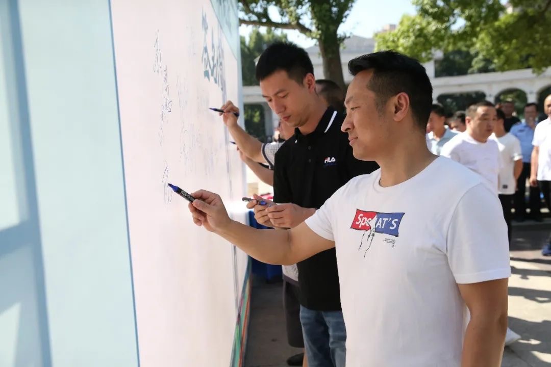 邵阳公职人员集中宣誓 争当文明驾车模范(图3)