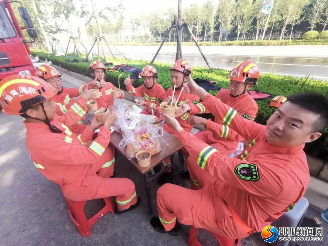 邵阳救援队奔赴河南后，这一幕幕让人泪奔......(图14)