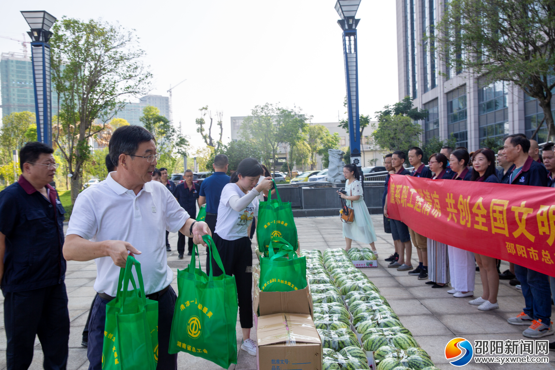 邵阳市总工会开展“情系职工送清凉 共创全国文明城”慰问活动(图1)