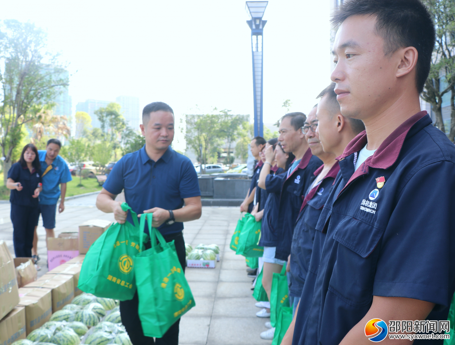 邵阳市总工会开展“情系职工送清凉 共创全国文明城”慰问活动(图2)