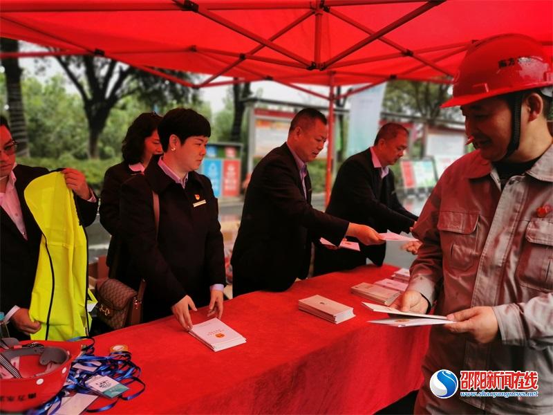 邵阳市劳动监察局送法进企业：助力企业健康发展(图2)