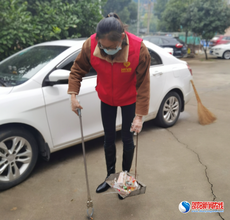 爱护环境卫生，践行垃圾分类——邵阳市中医医院机关第十二支部开展志愿服务活动(图2)