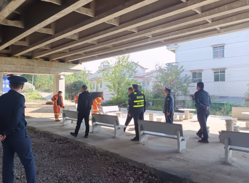 邵阳市交通执法支队开展高速公路路域环境整治工作(图2)